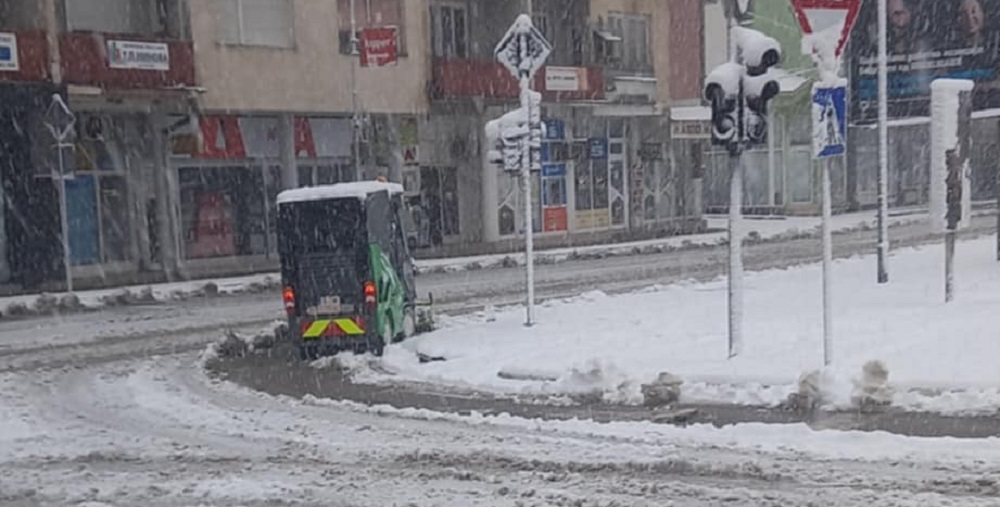 (ФОТО) Возилото на Брако чисти снег рамо до рамо со тешката механизација на Комуналец-Неготино