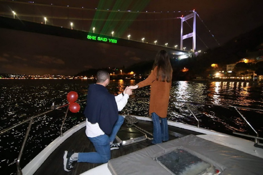 velesanec ja pobaral devojkata vo Istanbul