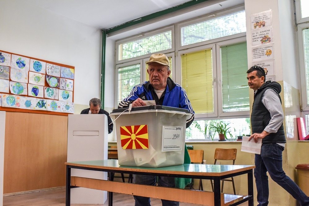 Glasanje-glasach-pretsedatelski-izbori-kutija-palec-lampa-21apr19-Borche-Popovski