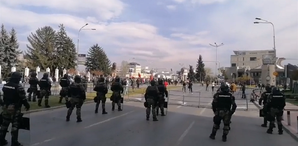 protest monstrum policija